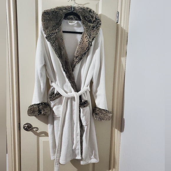 Pottery Barn Faux Fur Plush Robe - Picture 5 of 8